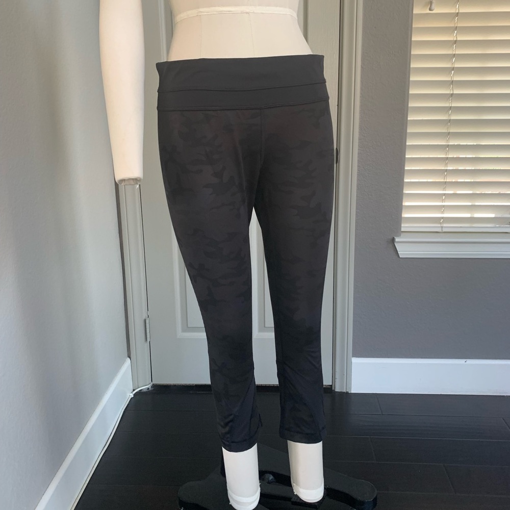 Lululemon Capri Black Camo Leggings. Size 10